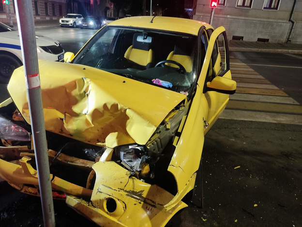    На Карла Маркса жёстко столкнулись LADA Kalina и Hyundai Solaris