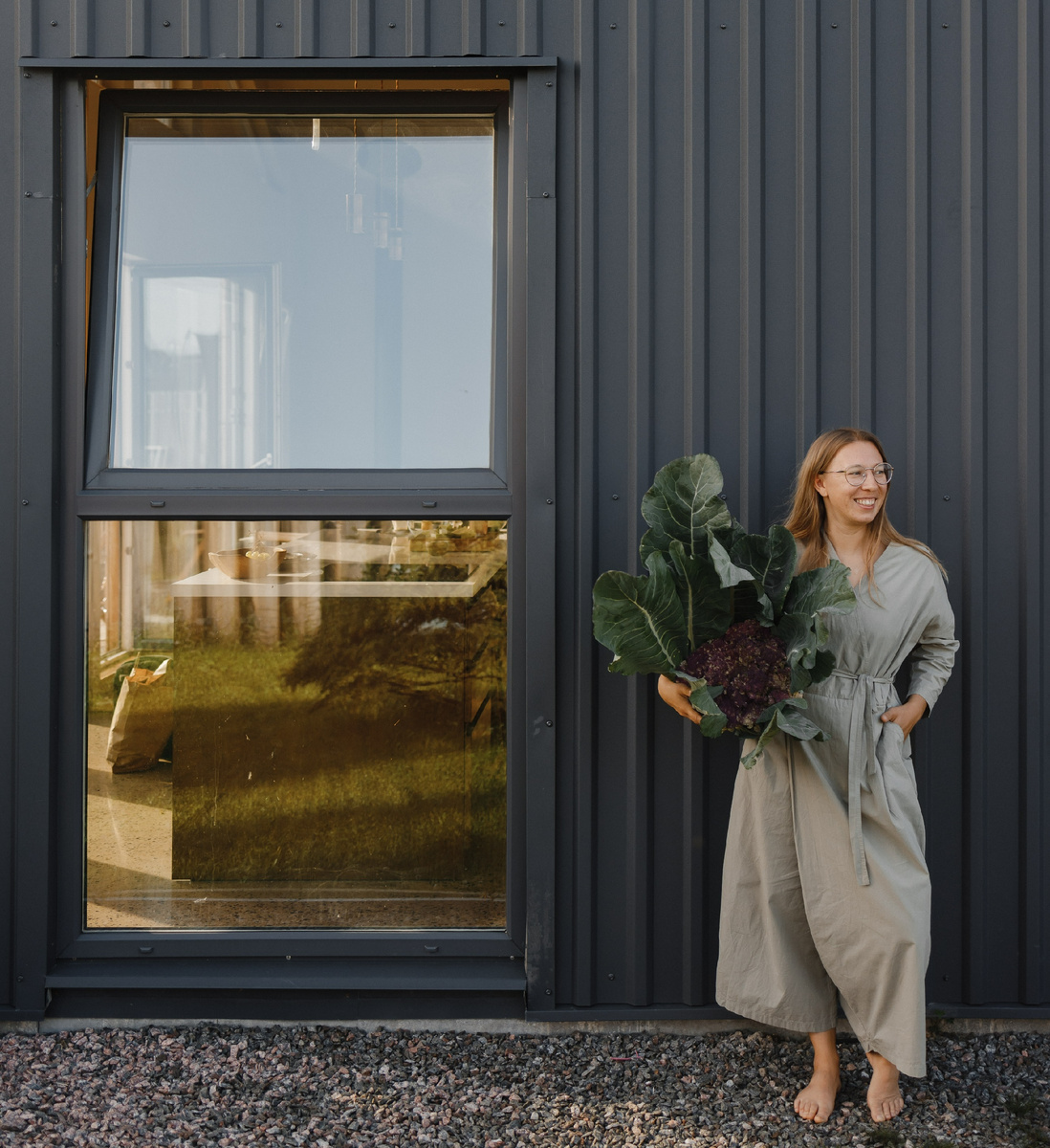 Тонированные стекла в загородном доме могут выглядеть вот так