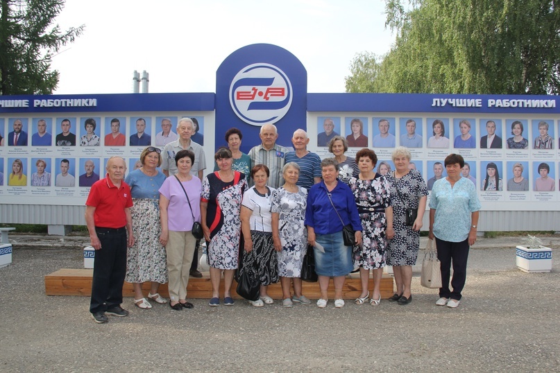 Сфотографировались на фоне новой Доски почета.