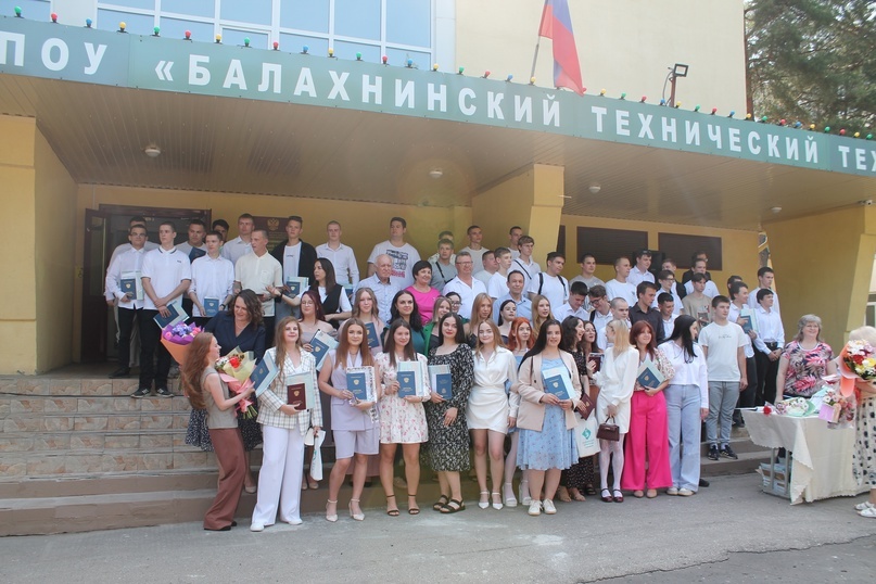 Выпускники и преподаватели БТТ после церемонии вручения дипломов.