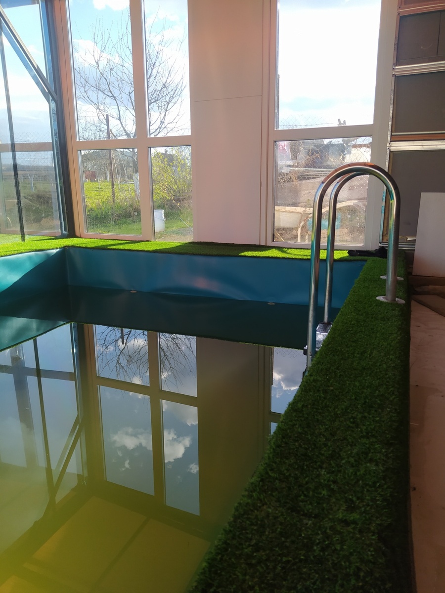 Вот такого зеленого цвета вода набирается