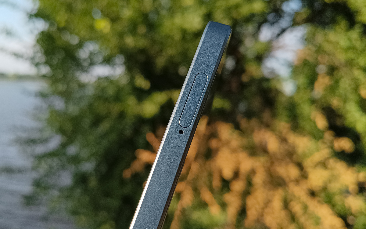 На левой грани: слот для SIM и карты памяти