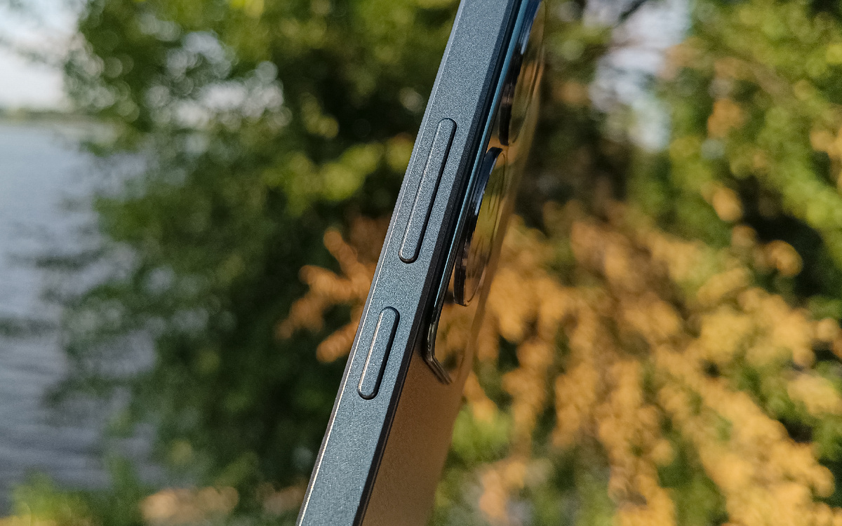 На правой грани: клавиши питания и громкости