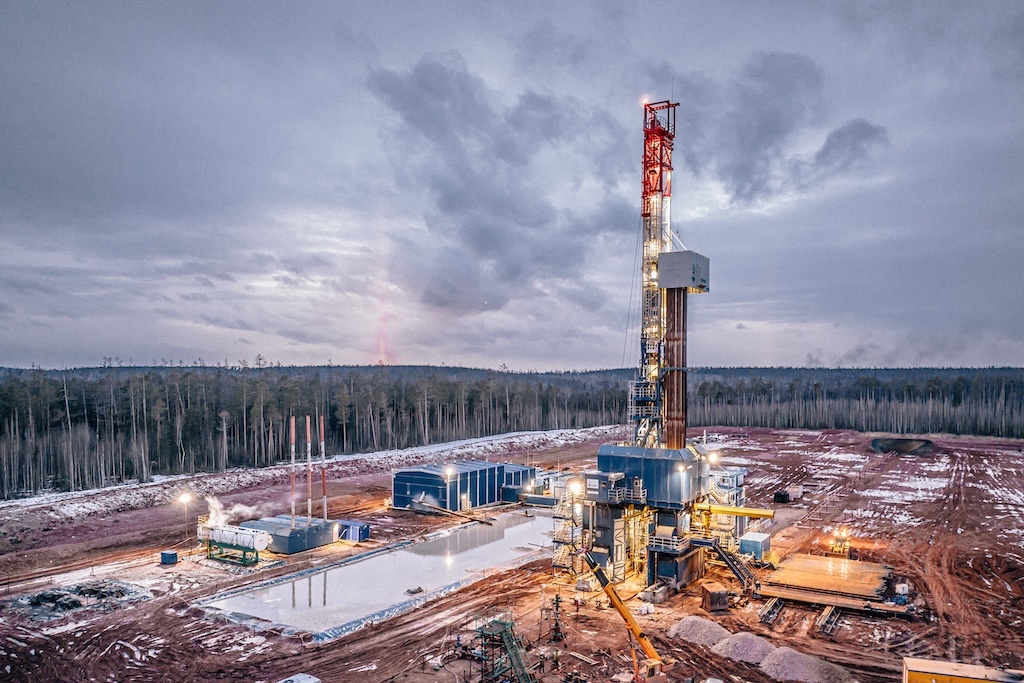 Так выглядит кустовая площадка с высоты. Все они соединены между собой дорогами