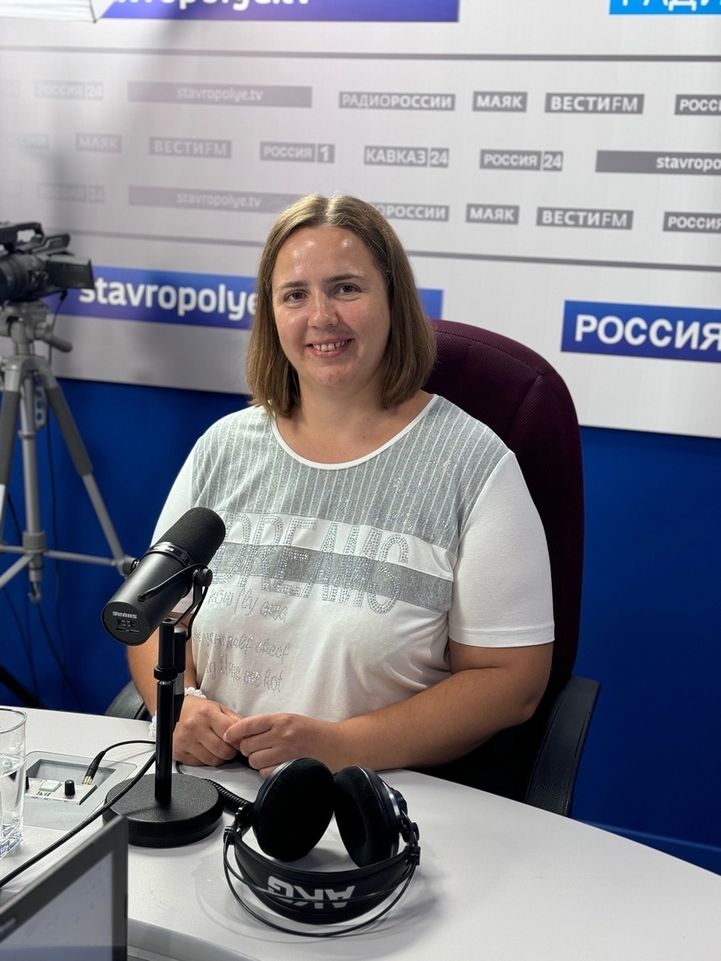 Вчера состоялся прямой эфир на Радио России | Ставрополье где мы рассказали о большой фотовыставке животных нашего приюта, размещённой в ТЦ ЦУМ!-1-2