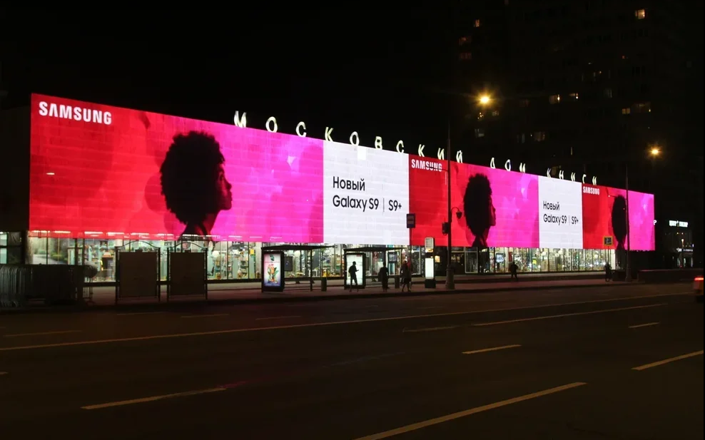 Когда вы видите это здание, вы понимаете, что небо не предел для Samsung Galaxy S9 и S9+ - они даже фасады красят в свои цвета! 