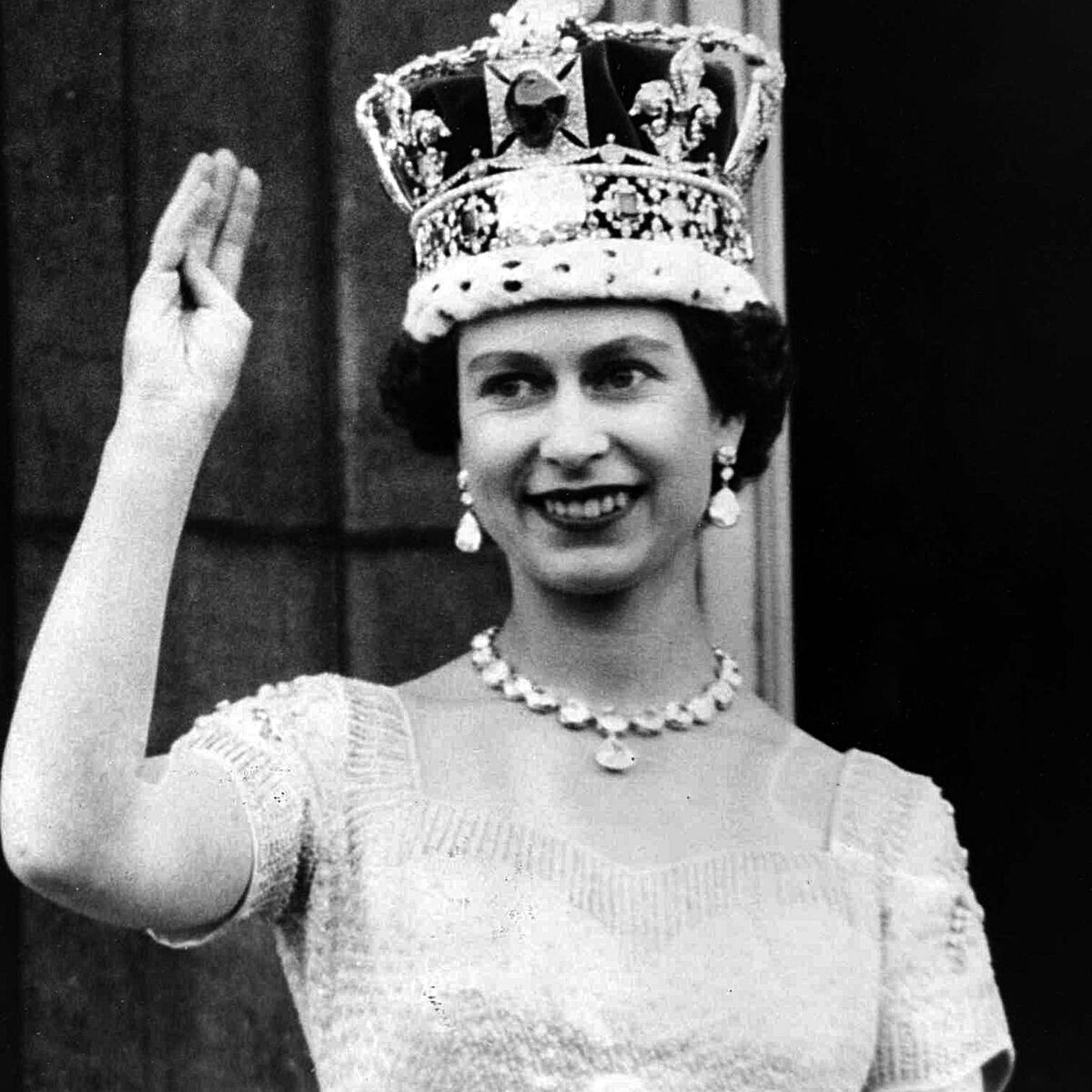  
У Елизаветы II Сириус в соединении с Плутоном в натальной карте. Фото: National Media Museum from UK. The Queen waves from the palace balcony after the Coronation, 1953.Uploaded by mrjohncummings, No restrictions