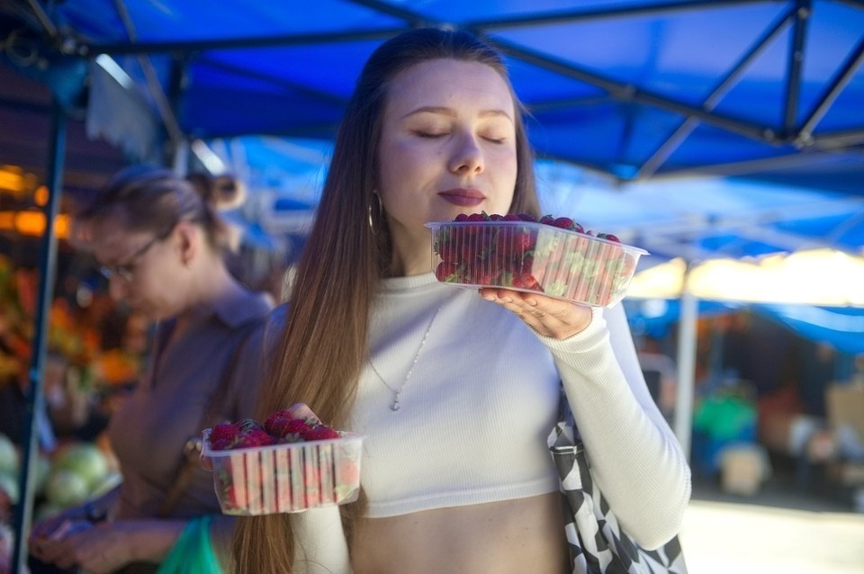    Полакомиться клубникой в Иркутске любят многие Алексей БУЛАТОВ