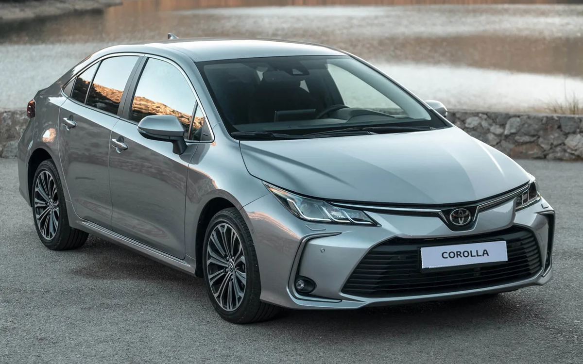 Тойота Королла 2024 — это компактный седан, сочетающий в себе стиль, надежность и экономичность. Эта модель предлагается в разных комплектациях: от «Комфорт» за 2,44 млн рублей до «Престиж» за 3,17 млн рублей. В моторной гамме Corolla представлен только бензиновый двигатель объемом 1,6 литра, работающий либо с механической, либо с вариаторной коробкой передач. Привод — исключительно передний. Главными соперниками Тойота Королла на российском рынке являются Hyundai Elantra, Kia Cerato и Skoda Octavia. Эту модель ввозят в Россию из Казахстана по параллельному импорту. 