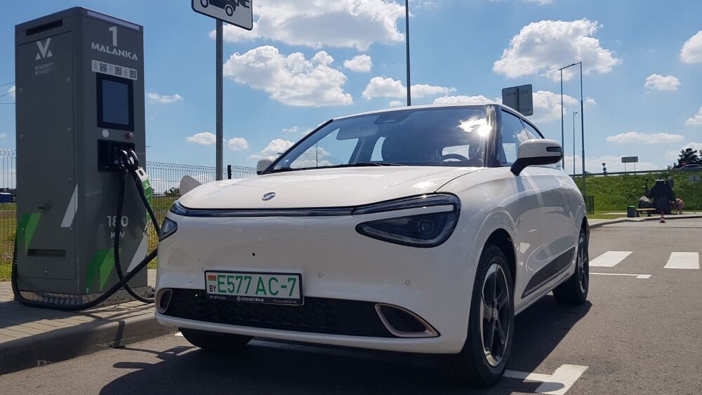 Электромобиль Dongfeng Box (в Поднебесной - Nammi 01): стартовали официальные продажи в Белоруссии. Минимальная цена - около 1,35 миллиона российских рублей.