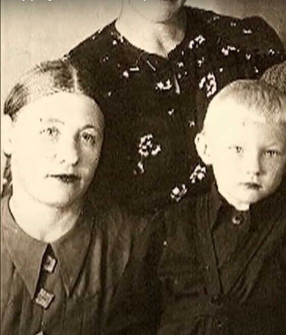 Мария Владимировна с сыном Мишей. 