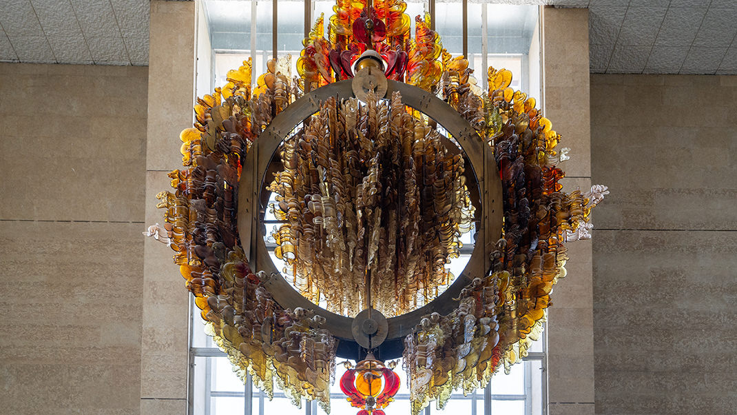 Огромная люстра в одном из административных зданий