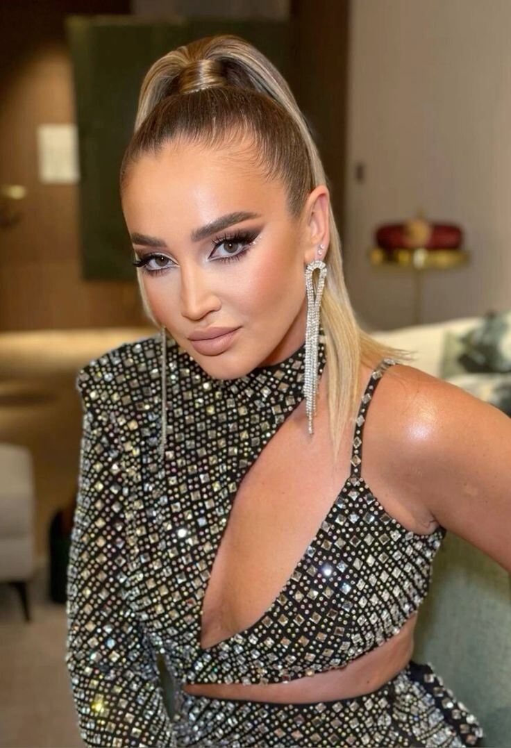 Одно из концертных фото Бузовой. Она часто выглядит весьма провокационно.