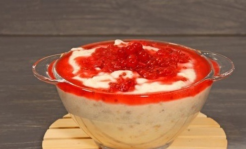 Одна из вариаций на тему латышского десерта из манной крупы с ягодным соусом - буберта. Очень просто, вкусно и сытно!