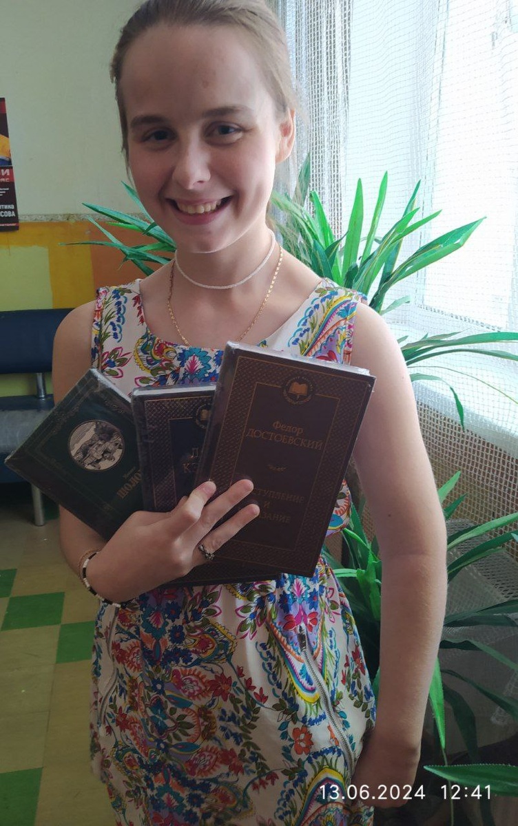 Счастливая Лиза с книгами в штабе "Детям - в руки"