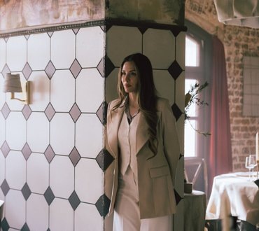     Нино Кантария на съемках сериала «Жар»