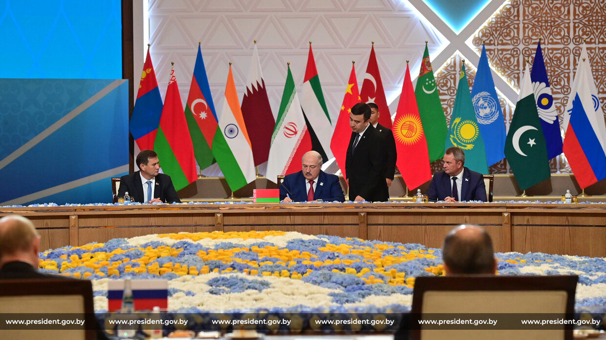 А.Г. Лукашенко подписывает документ о присоединении к ШОС. Фото Аппарата президента РБ https://president.gov.by/ru