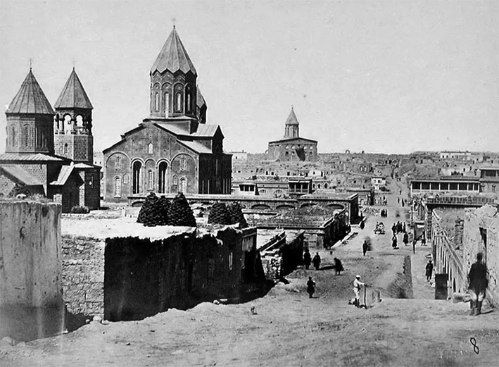 Основанный в 1837 году как русская крепость, к началу ХХ века Александрополь с 30-тысячным населением входил в пятёрку крупнейших городов Закавказья, заметно превосходя ближайшие губернские центры -