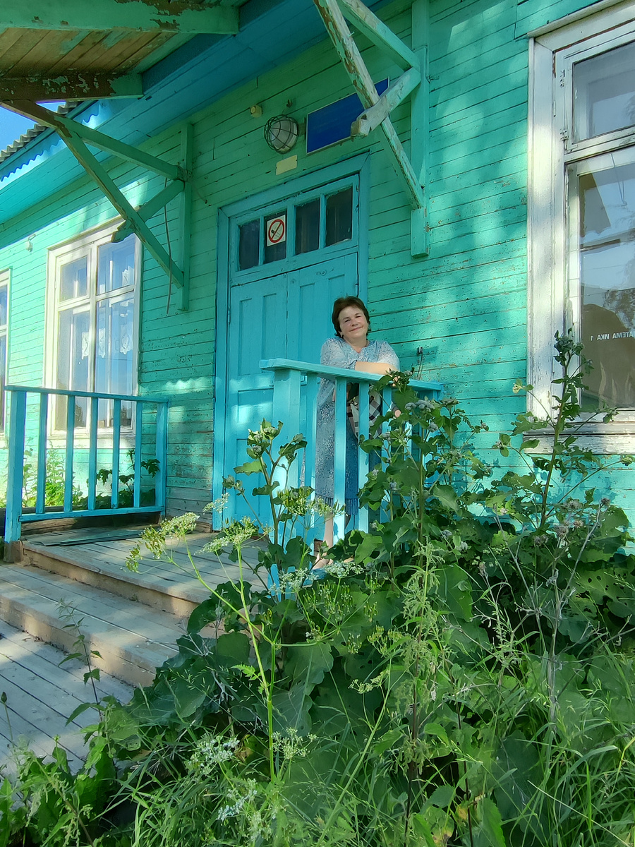 Я на крыльце моей старой школы. Она уже и не работает, но пока ещё стоит. 