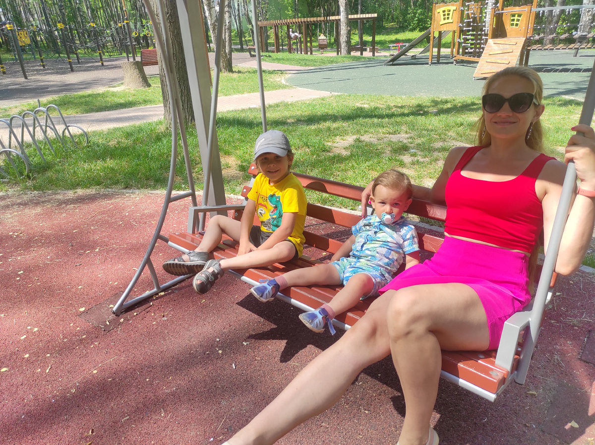 Я с детьми на качелях