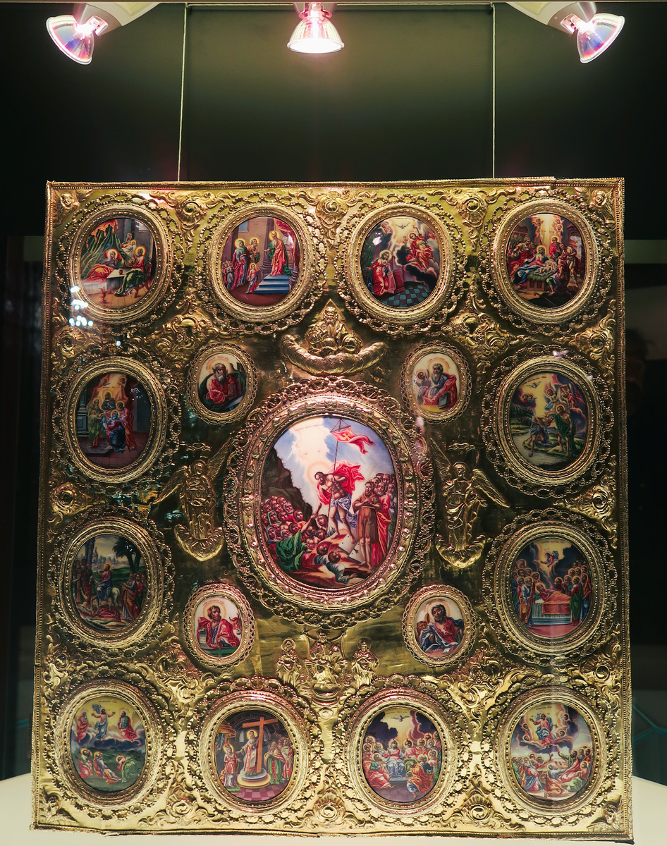 Икона из эмалевых миниатюр с изображением евангелистов и двунадесятых праздников. Ростов. 1760- 1770 гг. Сфотографировала для вас в Историческом музее. Листайте. Там описание