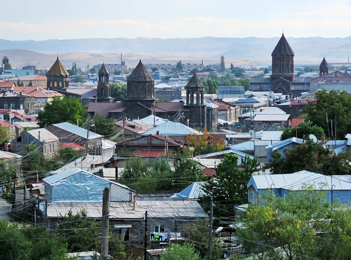 Сколь богато армянское зодчество на тысячелетние храмы, столь же бедно на хотя бы столетние города.-2