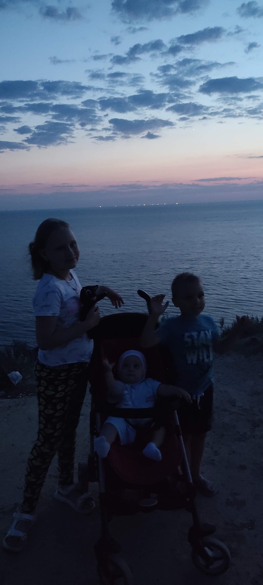 Прямо за детьми обрыв)), но место релаксовое. 