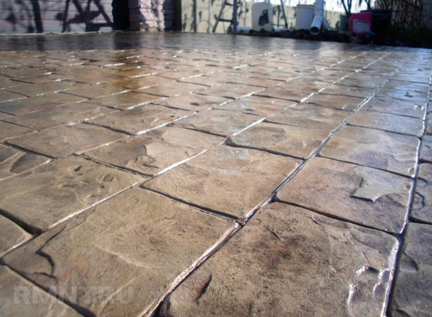 Штампованный бетон по декоративным качествам не уступает тротуарной плитке, а по долговечности превосходит её.