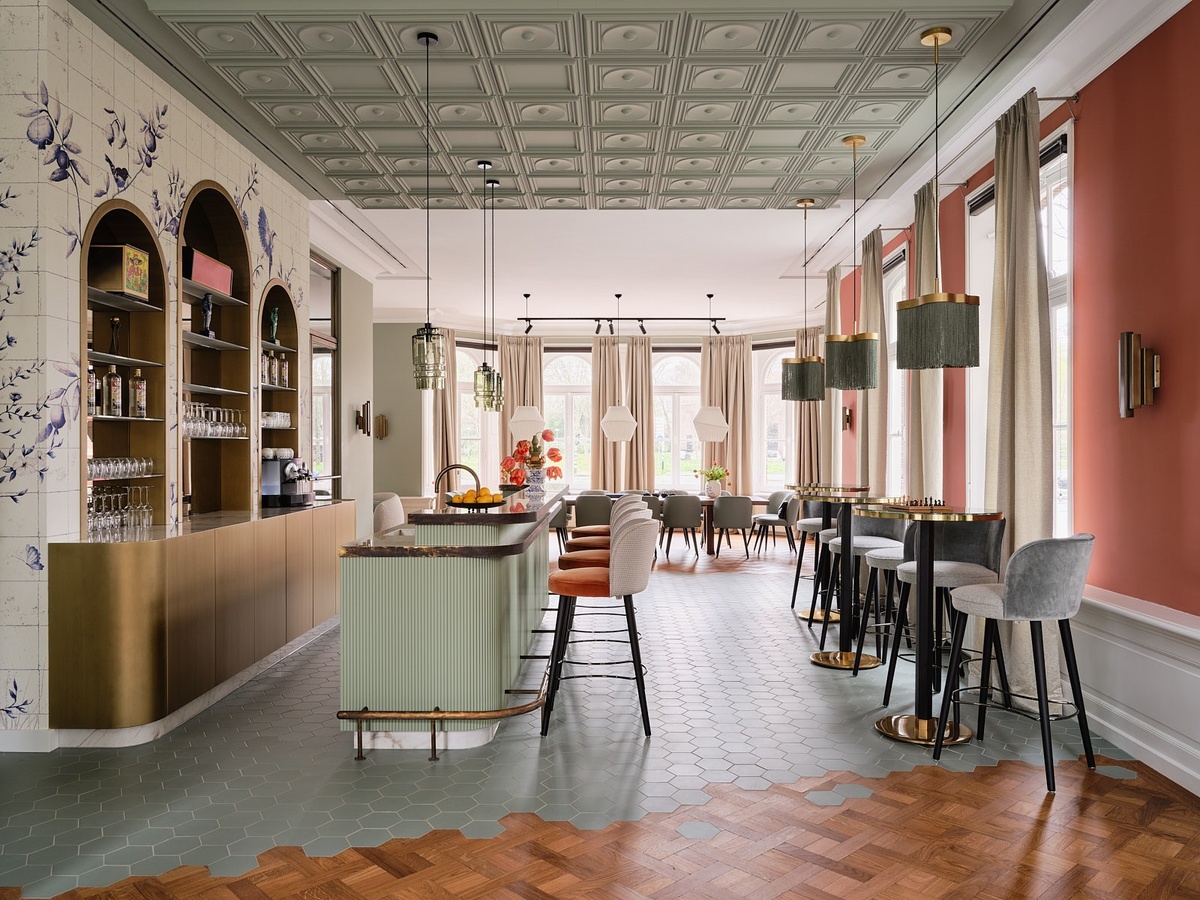 На потолке в рамку W121 AUTOIRE установлена вкладка W122 AUTOIRE, карниз C342 HERITAGE L
На стене молдинг P8020, плинтус SX191 HIGH RISE