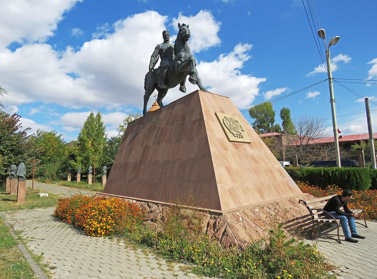 Если Ереван армяне называли майря-кхахак ("столица", но дословно "город-мать"), то Ленинакан был хайря-кхахак - "город-отец".-2