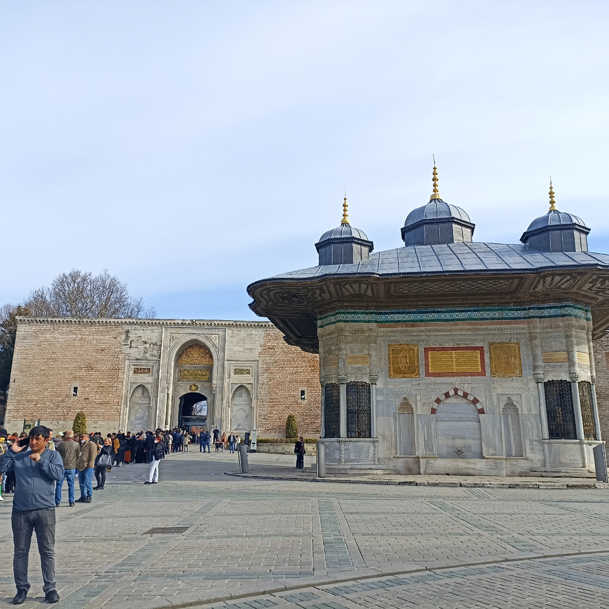 вот здесь начинается очередь к кассам во дворец. Я пришла в 09.00 и в 09.20 уже купила билет))