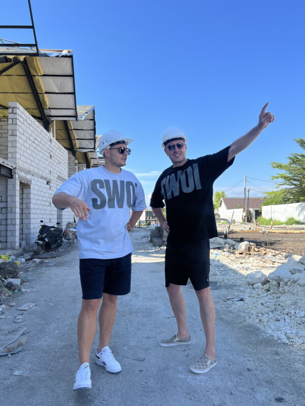 Егор Стынко и Антон Шарафутдинов на строительном участке SWOI Loft Umalas