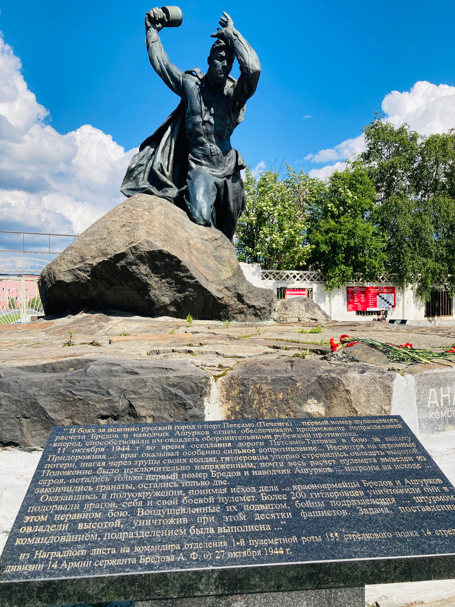 Высота скульптуры составляет три метра и изображает отважного солдата во время наибольшего напряжения его физических и моральных сил. Правая рука высоко поднята и крепко сжимает гранату, а на лице героя выражается глубокая духовная сила и готовность в любой ситуации идти до конца, исполняя свой долг Родине. 