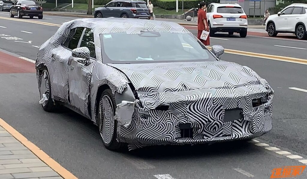 Фотографы-«шпионы» впервые запечатлели новый Xpeng P6 2025 года. Данный автомобиль позиционируется как полностью электрический среднеразмерный седан.