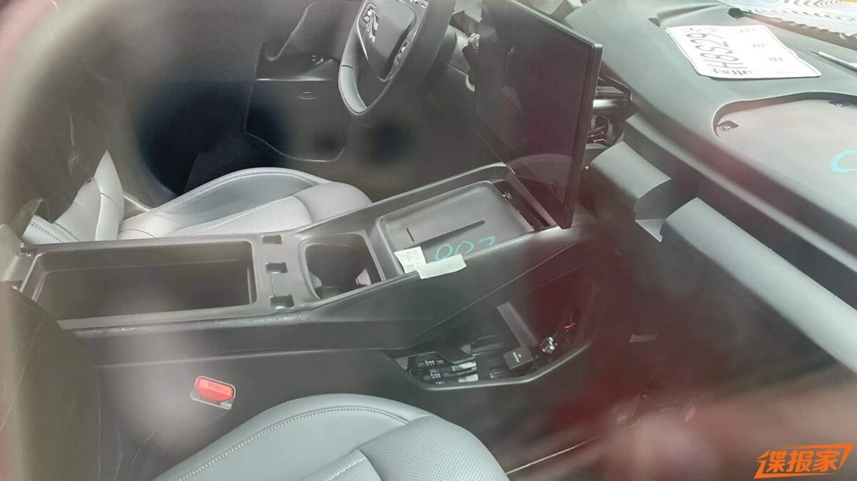 Фотографы-«шпионы» впервые запечатлели новый Xpeng P6 2025 года. Данный автомобиль позиционируется как полностью электрический среднеразмерный седан.-2