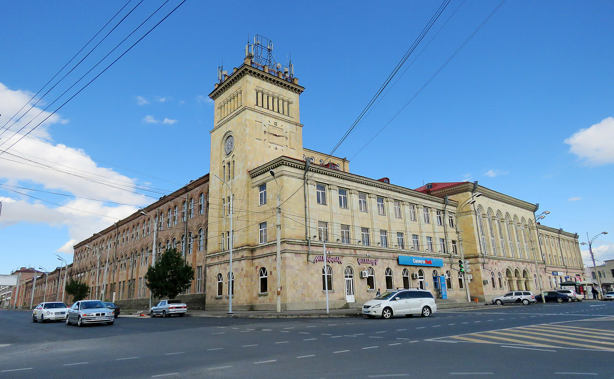 Самое внушительное здание на главной в армянском Гюмри площади Независимости, застроенной в сталинские времена - не горкомы, вузы и почтамты, а всего-то навсего чулочная фабрика, "фасад"...