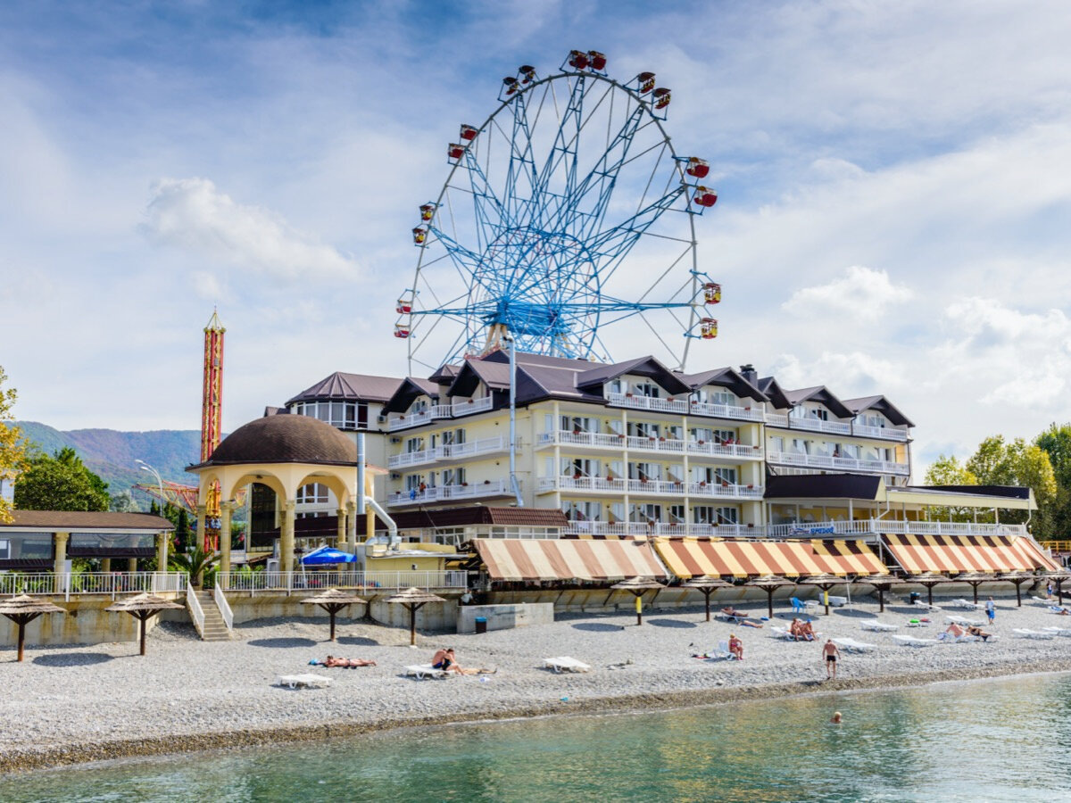 Колесо обозрения хорошо видно с городского пляжа Andrei Rokhlov | Dreamstime.com