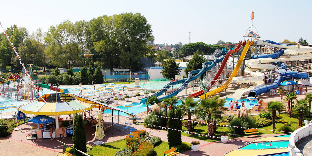 Отпуск в Лазаревском: когда лучше ехать, что посмотреть и какие сувениры привезти?