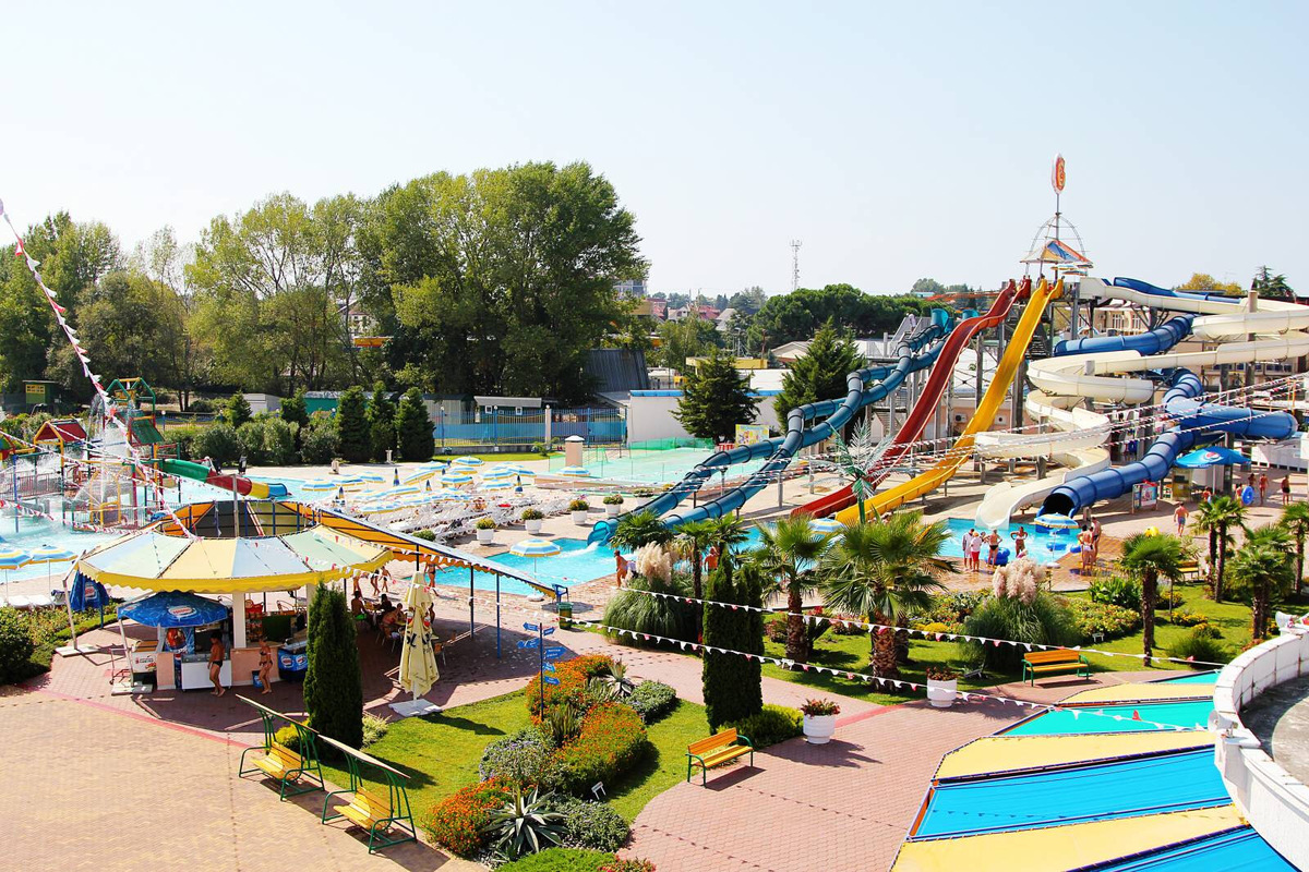 Для удобства посетителей на территории аквапарка предусмотрены душевые, гардеробные и камеры хранения, также открыты кафе и доступны зоны отдыха с шезлонгами и теневыми навесами.