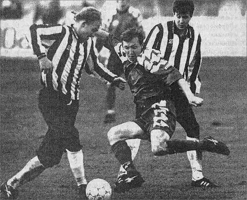 «Торпедо-Лужники» - «Тюмень» (Тюмень) - 1:1. Слева направо тюменец Александр Бородкин, торпедовец Евгений Смертин и тюменец Вячеслав Луговкин.