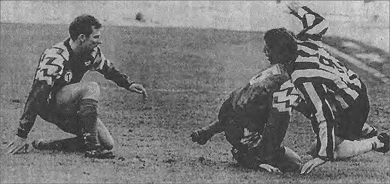 «Торпедо-Лужники» - «Тюмень» (Тюмень) - 1:1. Слева направо торпедовцы Андрей Гашкин, Марат Махмутов (№5) и тюменец Вячеслав Луговкин (№8).