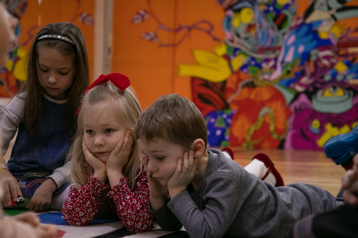 Дети слушают сказку на занятии