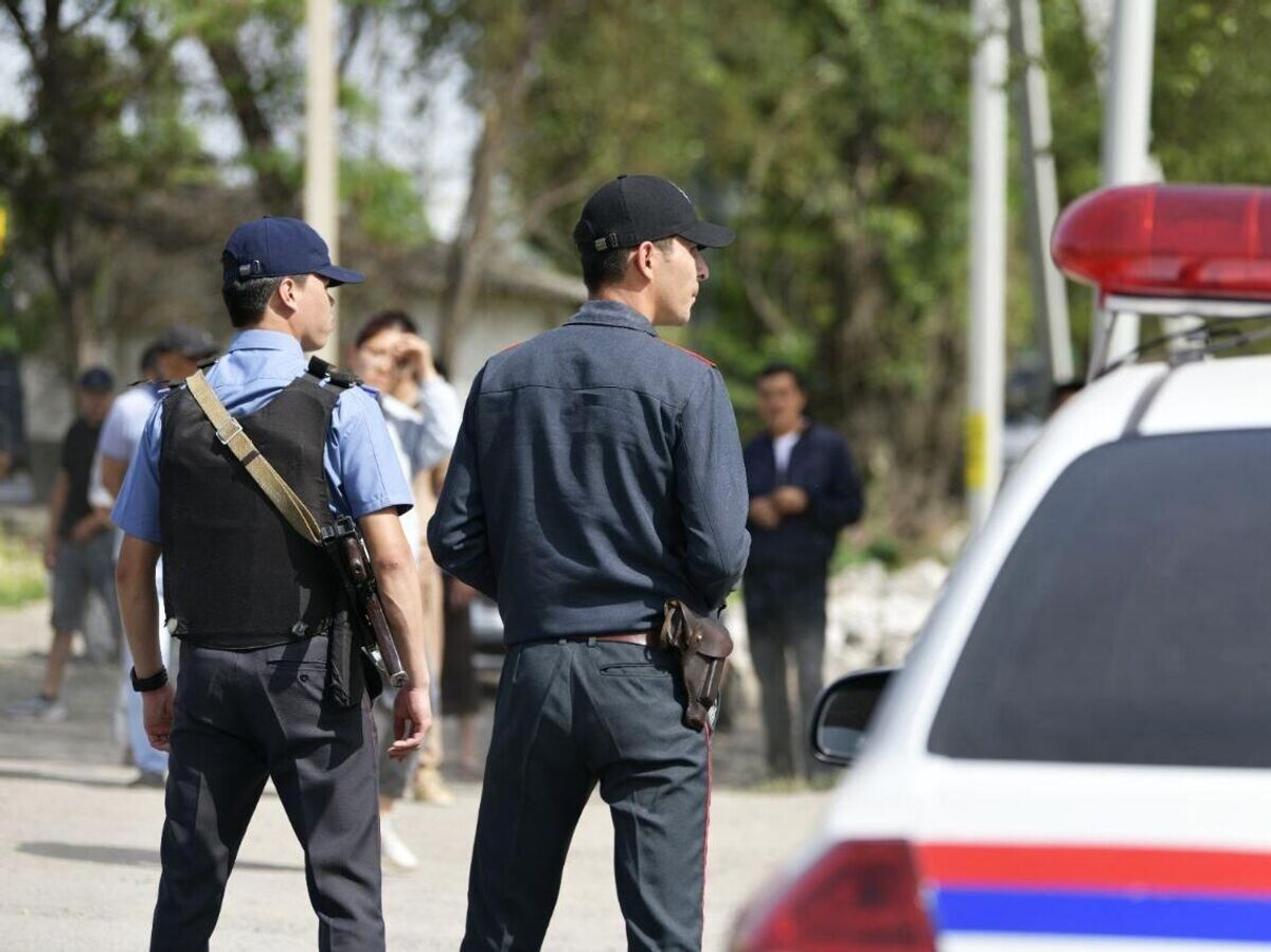    Сотрудники полиции в пригороде Бишкека, где произошла перестрелка в ходе спецоперации по задержанию подозреваемого в терроризме© Sputnik / Жоомарт Ураимов