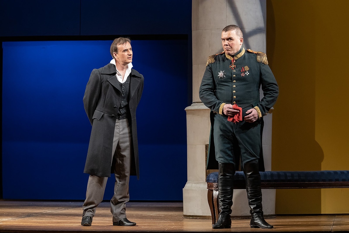 Горе от ума. Глеб Подгородинский в роли Чацкого, Виктор Низовой в роли полковника Скалозуба Источник: https://static.dev.maly.ru/gallery/561/5fe4a55cd147e.jpg