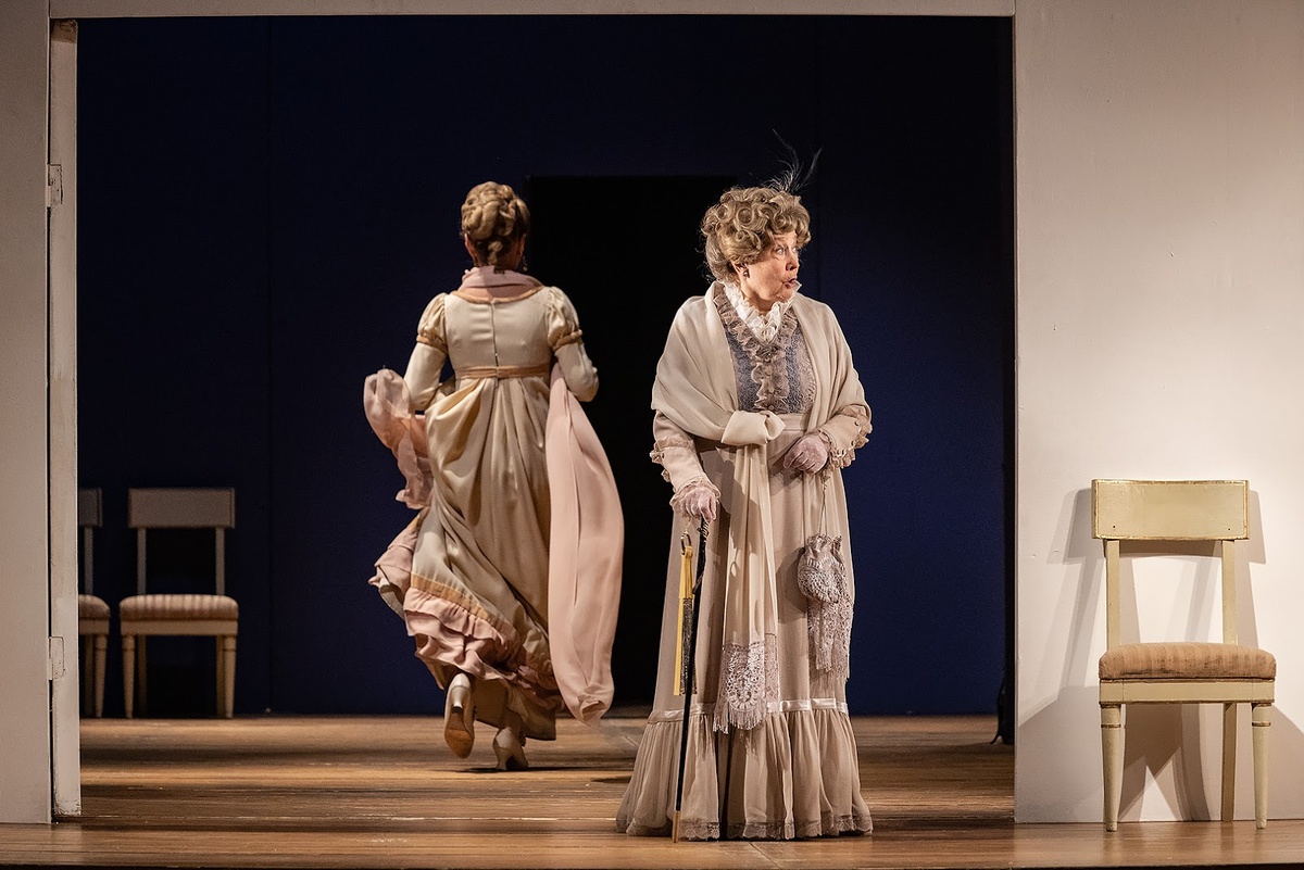 Горе от ума. Зинаида Андреева в роли графини Хрюминой Источник: https://static.dev.maly.ru/gallery/561/5fe4a5708ac40.jpg