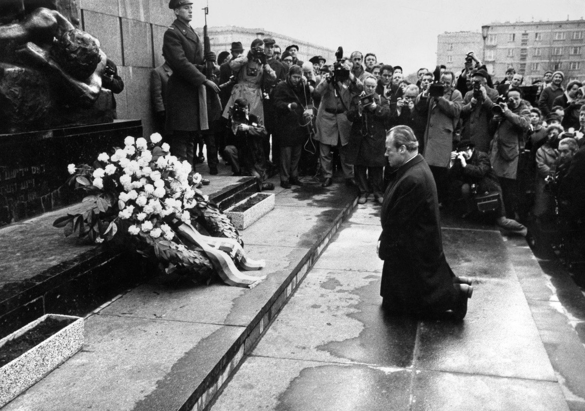 Коленопреклонение Брандта едва не стоило ему должности, но в конечном итоге доказало его искреннее желание преодолеть последствия нацистского режима. Фотография с сайта m.fotostrana.ru