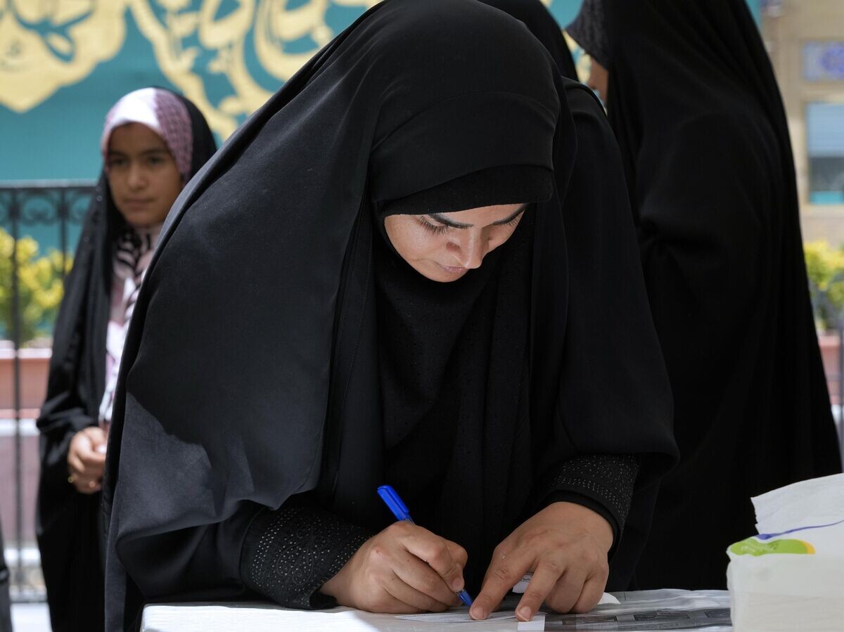    Женщина голосует во время президентских выборов в Иране © AP Photo / Vahid Salemi