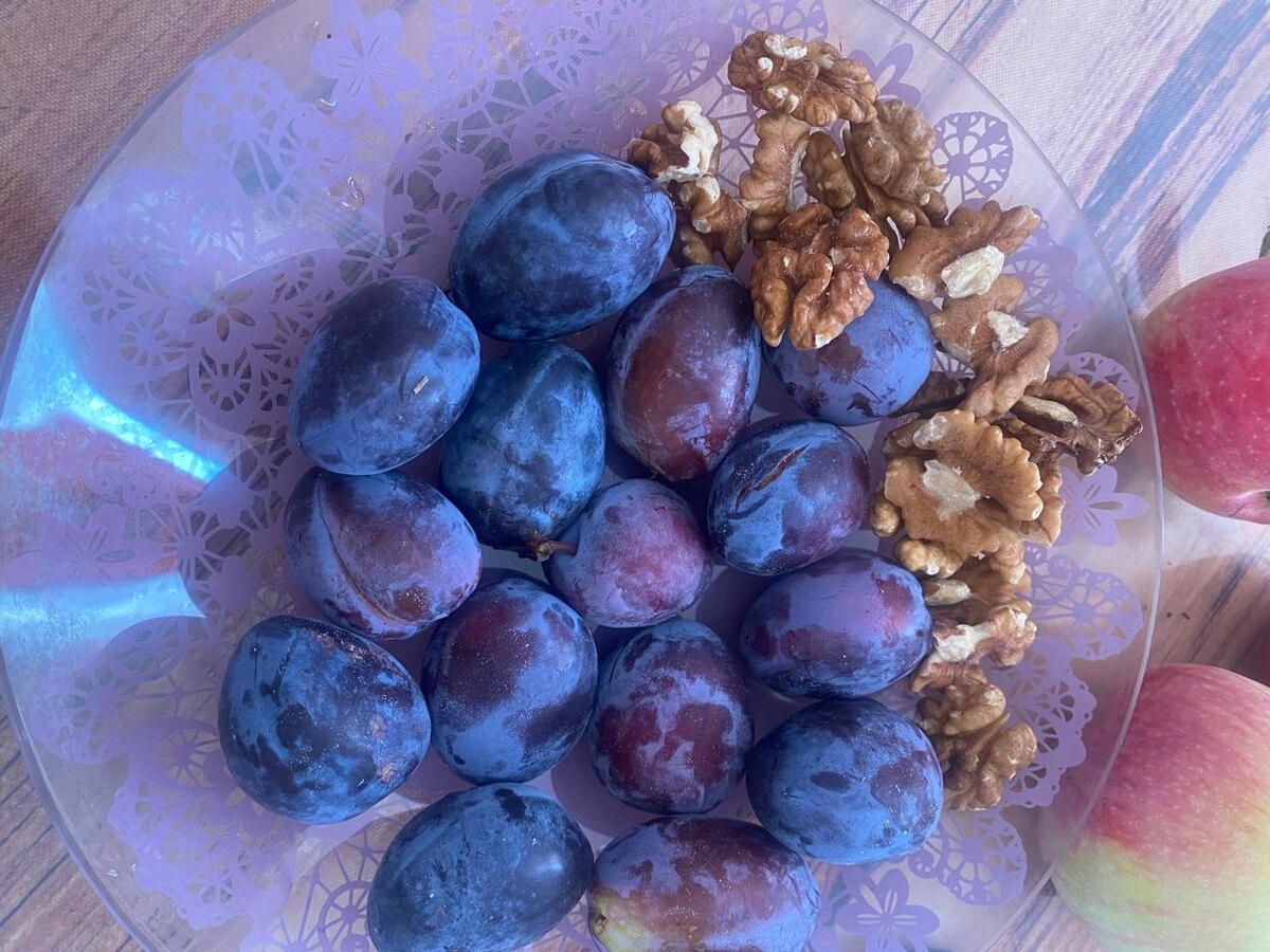 Подготавливаем сливы и орехи.