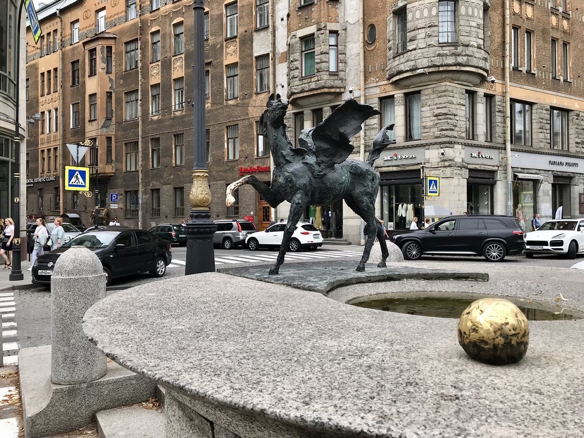 Фото автора. Один из Пегасов, расположенного на пересечении с Волынским переулком