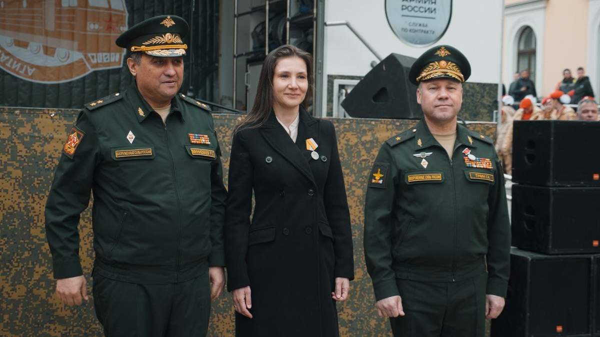 Марина Солдатенко (в центре), генерал-лейтенант Р. Миннекаев (слева) и генерал-майор Г. Тучин (справа)